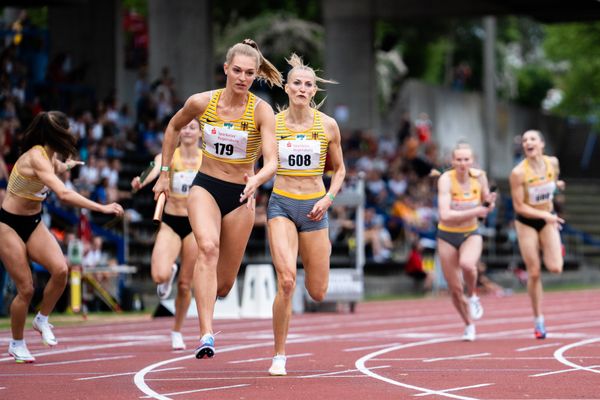 Corinna Schwab (LAC Erdgas Chemnitz) gibt den Stab weiter an Luna Thiel (VfL Eintracht Hannover) am 03.06.2022 waehrend der Sparkassen Gala in Regensburg